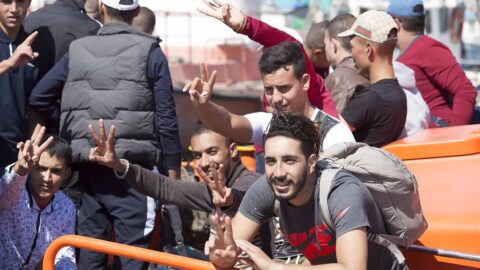 الأكبر منذ 20 سنة.. إسبانيا تفتح أبواب التسوية لنصف مليون مهاجر غير نظامي