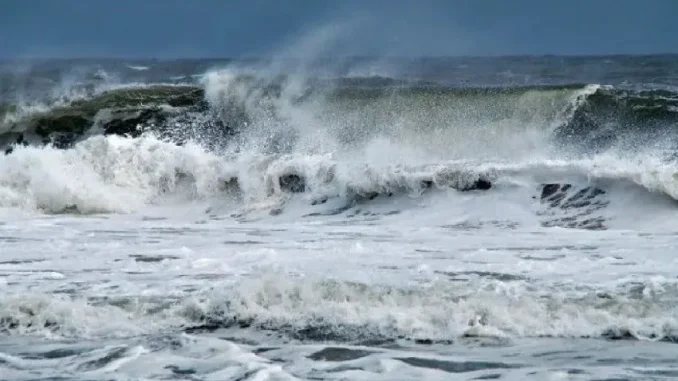 بحر قوي الهيجان مع أمواج عاتية بالسواحل الأطلسية والمتوسطية ابتداء من الأربعاء