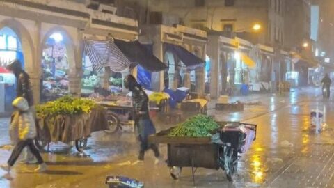 بعد نشرة “حمراء”.. مياه الأمطار تغمر عددا من أحياء الصويرة بعد ليلة عاصفية