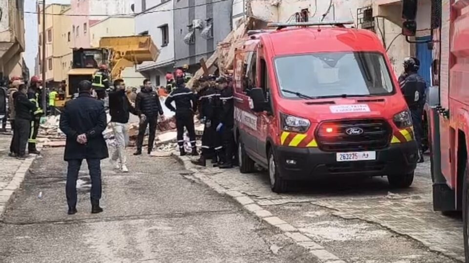 مصرع شخصين في انهيار منزلين بحي العكاري في الرباط