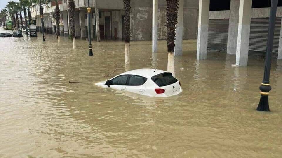 الأوضاع تسوء في القصر الكبير.. الملك يعطي تعليماته لتدخل الجيش لإيواء المتضررين