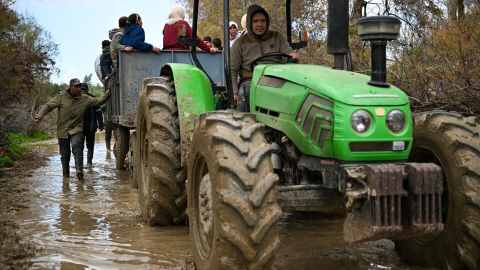 فيضانات القصر الكبير.. تواصل عمليات إجلاء وإيواء المتضررين