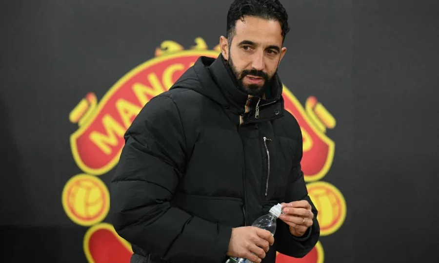 مانشستر يونايتد يقيل مدربه البرتغالي روبن أموريم