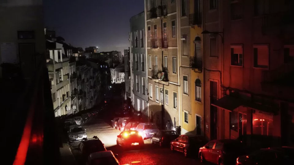 البرتغال تتحضر لمزيد من الأمطار مع انقطاع متواصل للكهرباء عن 200 ألف شخص