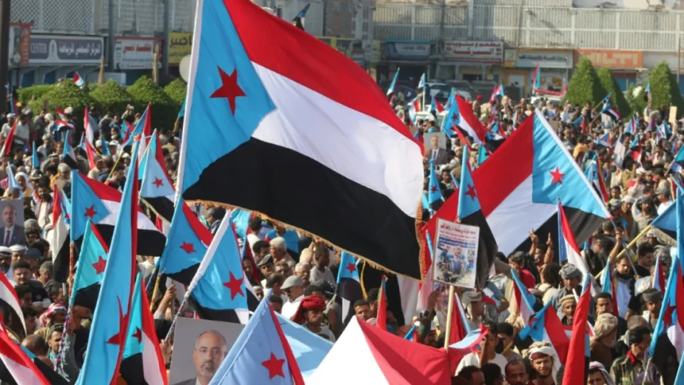 آلاف اليمنيين يتظاهرون في عدن دعما للمجلس الانتقالي الجنوبي