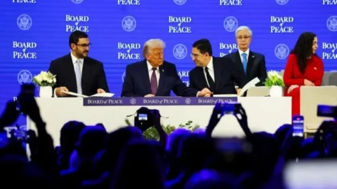 بتعليمات من الملك محمد السادس ناصر بوريطة يوقع بدافوس على الميثاق المؤسس لمجلس السلام