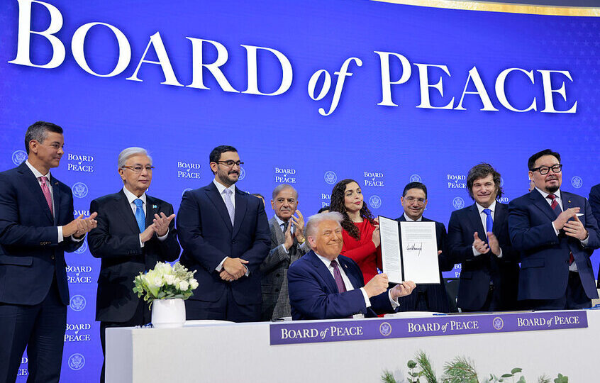 ترامب يوقع الميثاق التأسيسي لـ “مجلس السلام” في دافوس