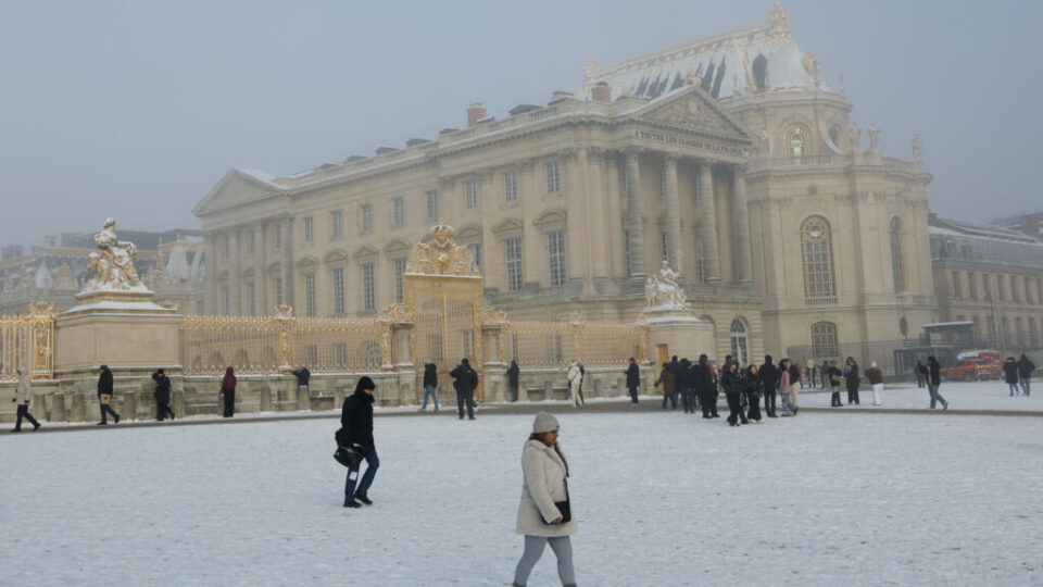 الثلوج تغطي الطرق في فرنسا وتودي بحياة خمسة أشخاص