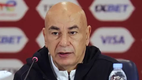 بعد تصريحاته المثيرة.. إعلاميون ولاعبون مصريون ينتقدون حسام حسن