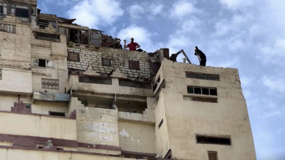 “نعيش مأساة حقيقية”.. 21 أسرة تواجه التشرد بعد هدم عمارة “تيتانيك” بفاس