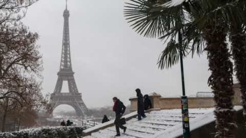 موجة البرد في أوروبا تحدث فوضى في حركة النقل