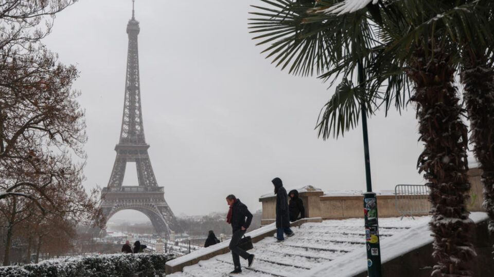 موجة البرد في أوروبا تحدث فوضى في حركة النقل