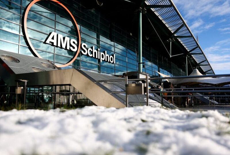 إلغاء أكثر من 800 رحلة جوية في فرنسا وهولندا بسبب تساقط الثلوج