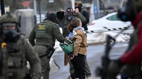 مينيابوليس تلجأ إلى العدالة في مواجهة أساليب شرطة الهجرة بأمريكا