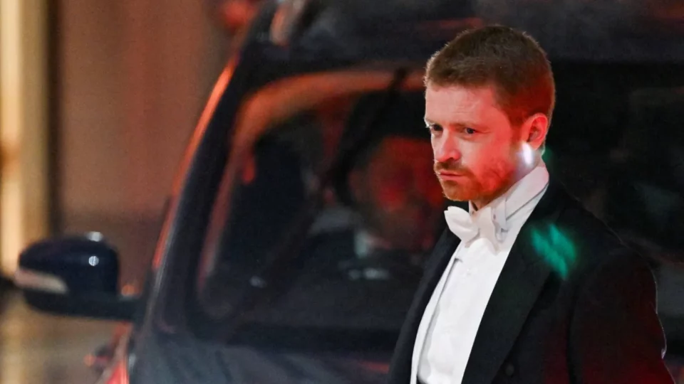 استقالة مدير مكتب ستارمر على خلفية الصلة بين سفير بريطاني سابق وإبستين