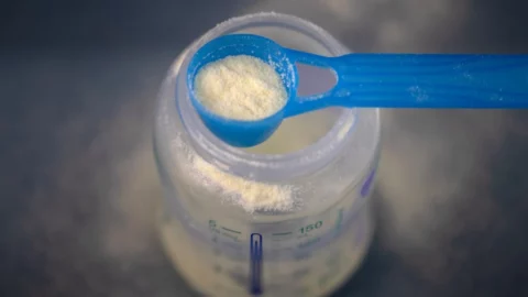 فرنسا.. سحب كميات إضافية من حليب الأطفال بسبب سم بكتيري محتمل