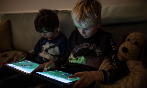 بسبب مخاطرها الاجتماعية.. برلماني يطالب بحظر لعبتي “فري فاير” و”روبلوكس”