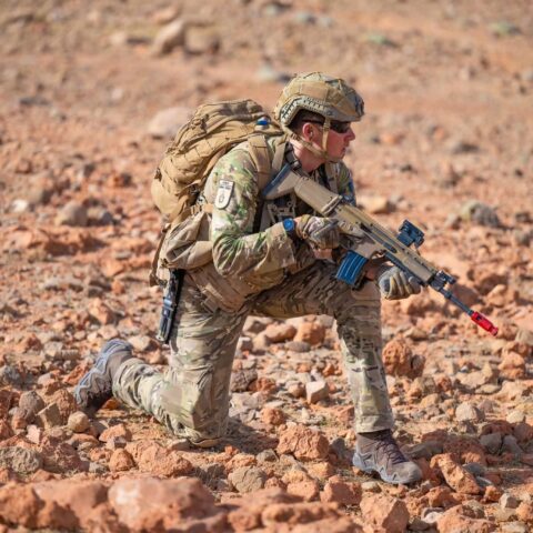 الأمير البلجيكي غابرييل يجري تدريبا عسكريا في الصحراء المغربية