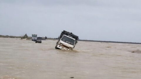 بسبب الفيضانات.. انقطاع مؤقت بعدد من الطرق من وإلى مدينة القصر الكبير