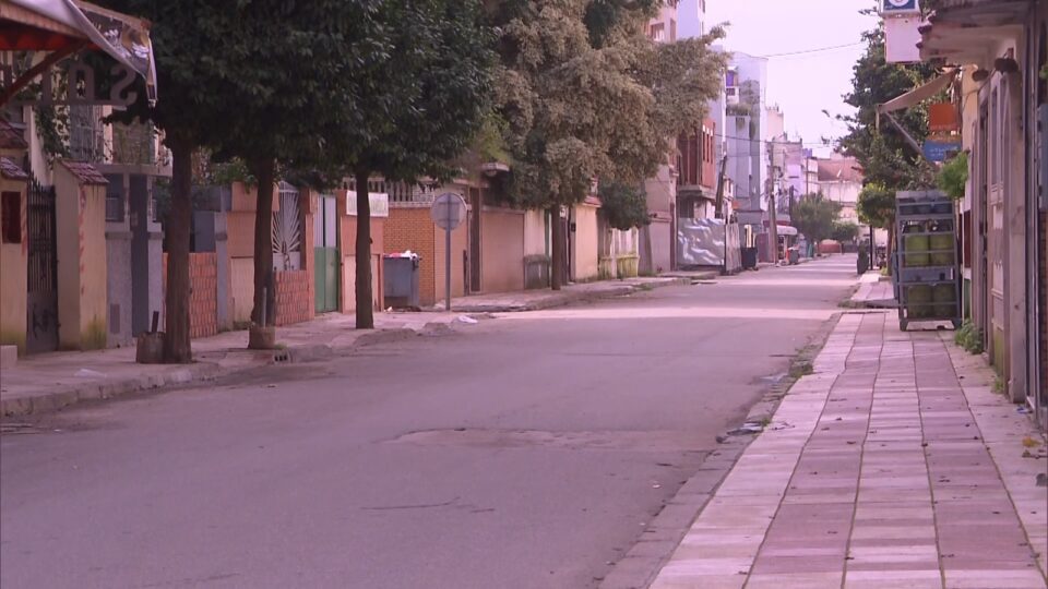 القصر الكبير تغلق أبوابها.. إخلاء واسع واستنفار غير مسبوق تحسبًا للفيضان المرتقب