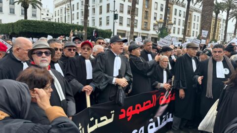 محامو المغرب يحتجون أمام البرلمان رفضًا لمشروع قانون تنظيم المهنة