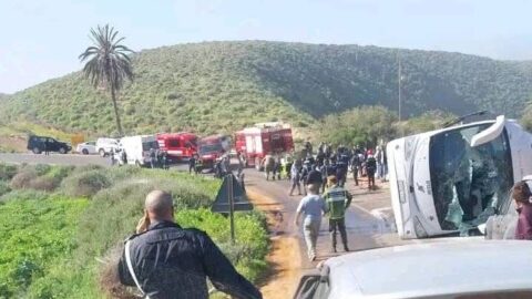 مصرع 4 رجال شرطة وإصابة 26 آخرين في حادثة سير مؤلمة