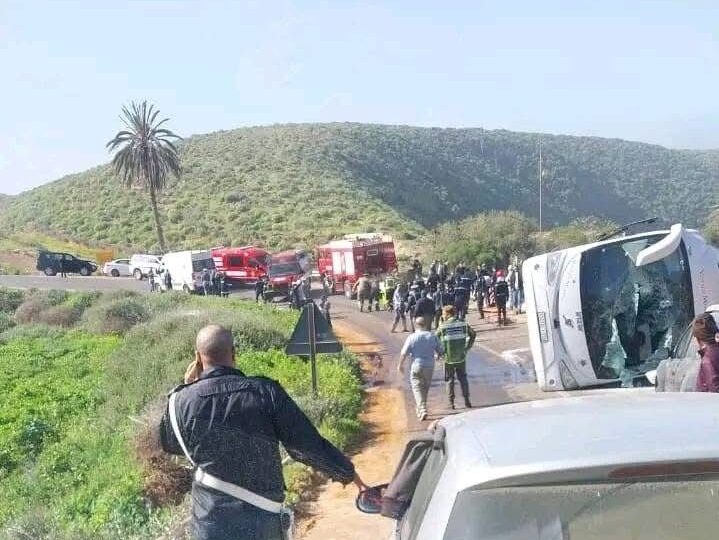 مصرع 4 رجال شرطة وإصابة 26 آخرين في حادثة سير مؤلمة