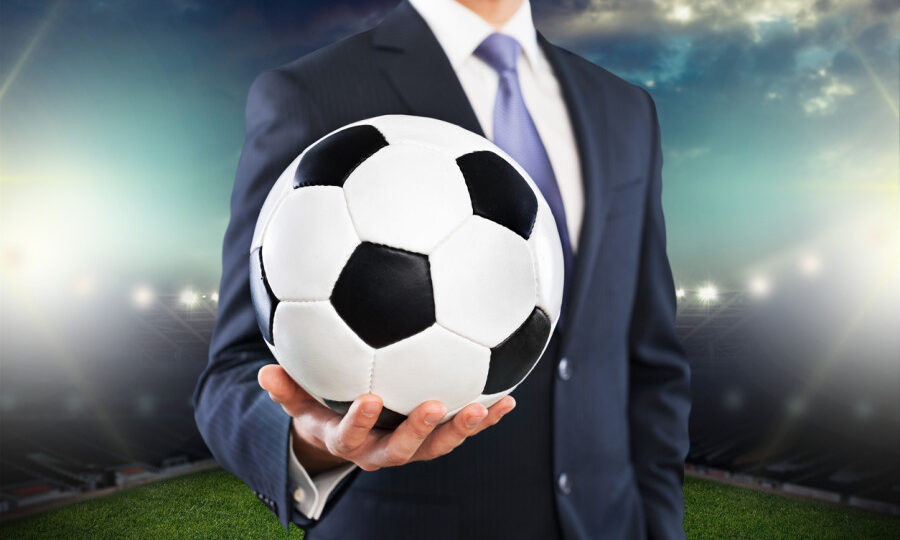 الوكلاء في كرة القدم.. مهنة رسم المسارات خارج الملاعب