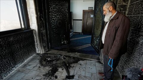 “همجية إسرائيلية”.. فلسطين تندد بإحراق مسجد بسادس أيام رمضان