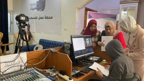 إذاعة “هنا غزة” صوت السكان في القطاع الفلسطيني المدمر