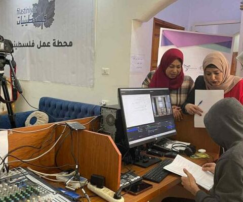 إذاعة “هنا غزة” صوت السكان في القطاع الفلسطيني المدمر