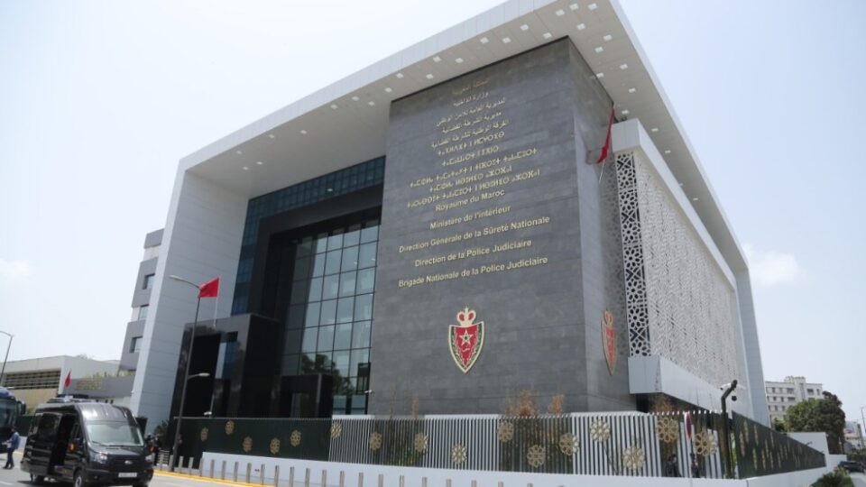 وفاة شخص “بعدما قفز عبر نافذة مكتب في طابق علوي” بمقر الفرقة الوطنية للشرطة القضائية بالدار البيضاء