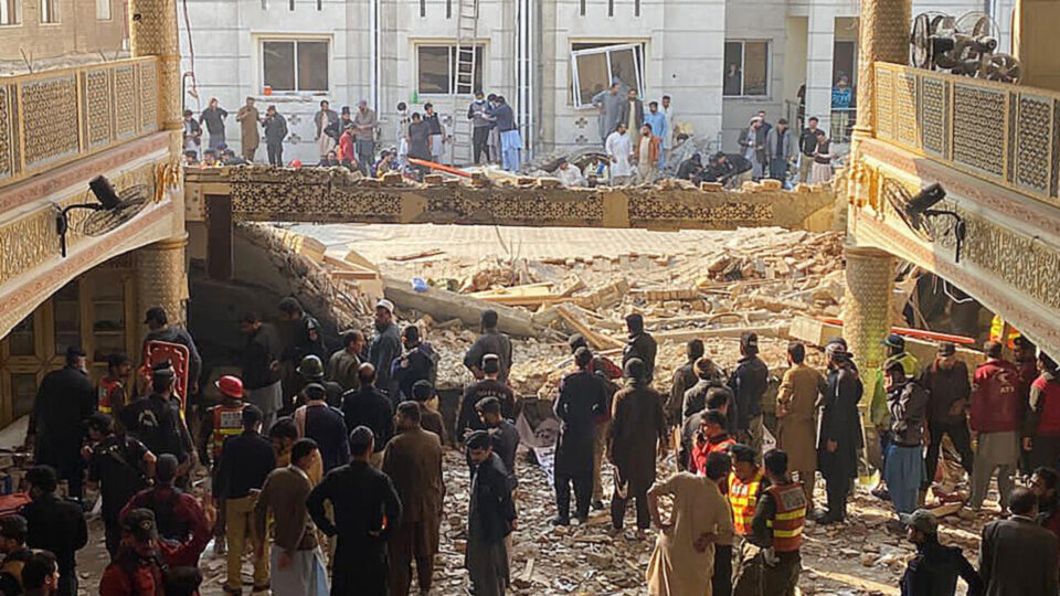 31 قتيلا وأكثر من 130 جريحا بتفجير انتحاري استهدف مسجدا في باكستان