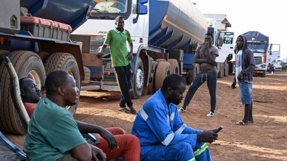 مقتل 15 سائقا على الأقل في الهجوم على قافلة صهاريج في مالي