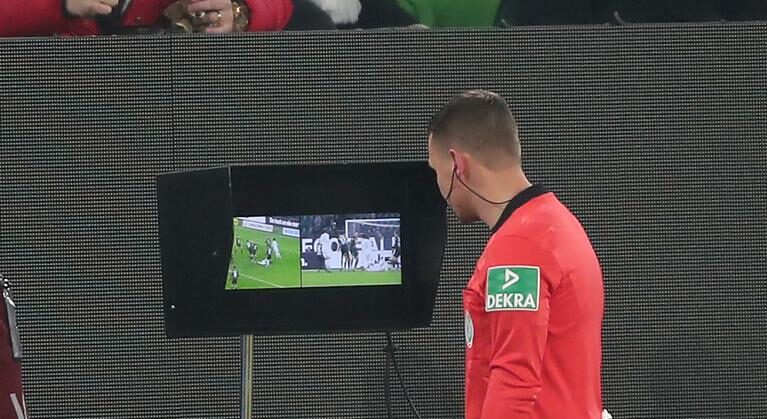 توسيع نطاق حكم الفيديو المساعد ليشمل الإنذارات الثانية والركنيات في كأس العالم