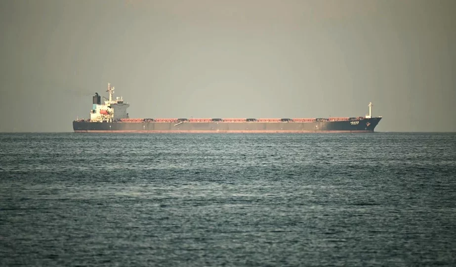 غرق سفينة بنمية قبالة سواحل العيون