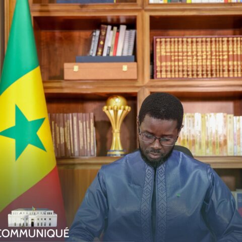 الرئيس السنغالي ينشر بلاغ الحكومة رفقة صورة له تظهر في خلفيتها كأس أفريقيا