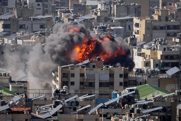 المغاربة في لبنان تحت القصف.. خوف يومي ونزوح مع اتساع العدوان