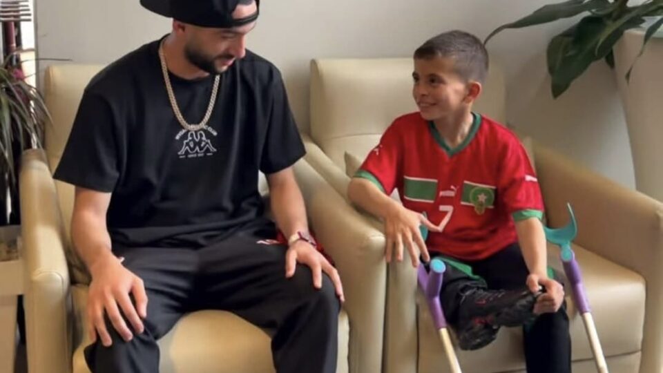 رسالة إنسانية.. زياش والطفل يونس يخطفان الأضواء