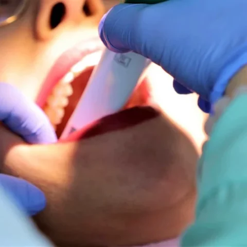 صناع ومركبو الأسنان يرفضون “الاستهداف المستمر” لمهنتهم