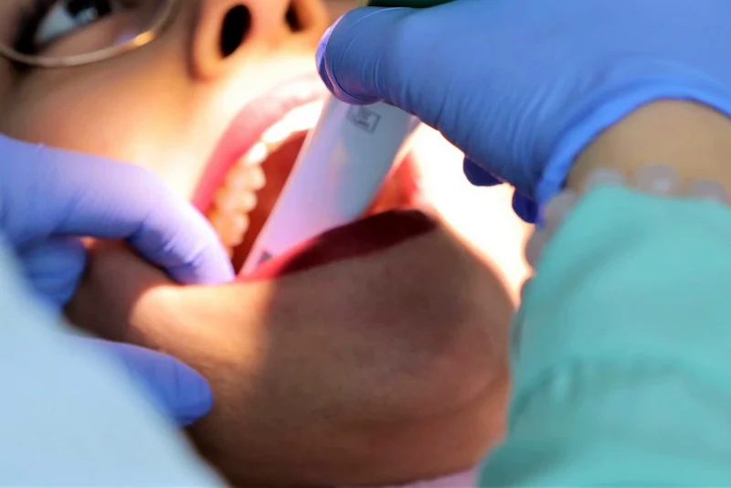 صناع ومركبو الأسنان يرفضون “الاستهداف المستمر” لمهنتهم