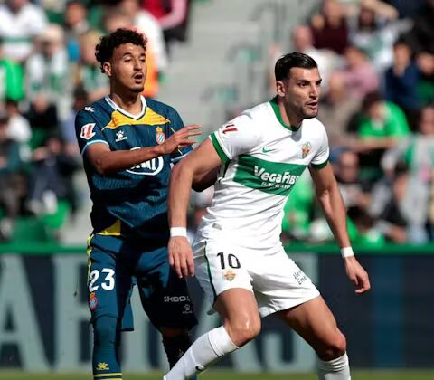 من المدرجات إلى المستطيل الأخضر.. العنصرية ترخي بظلالها على الملاعب الأوروبية