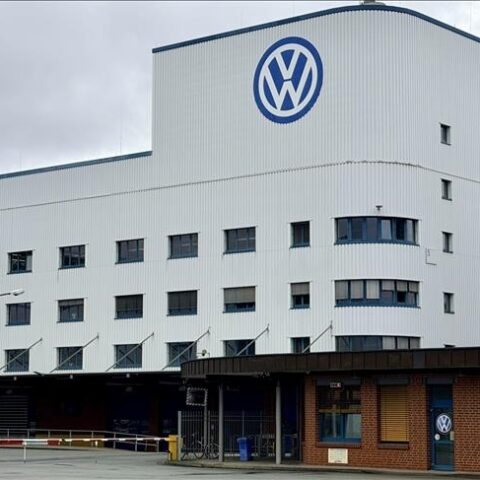 “فولكسفاغن” الألمانية تقر بتوجهها نحو تصنيع مكونات لـ”القبة الحديدية” الإسرائيلية