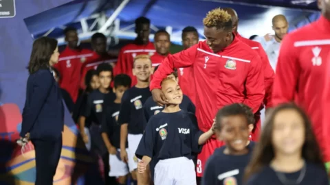 الأطفال المرافقين للاعبي كرة القدم.. بين الإنساني والتجاري