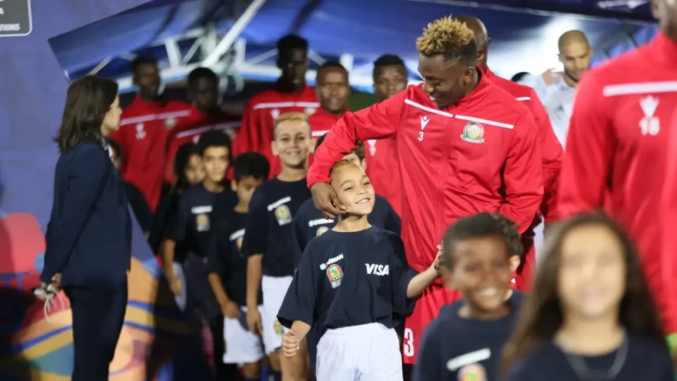 الأطفال المرافقون للاعبي كرة القدم.. بين الإنساني والتجاري