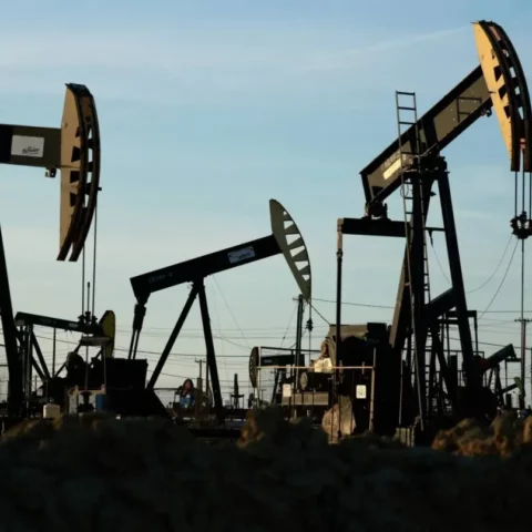 فيتش: أسعار النفط قد تصل إلى 120 دولارا ​​إذا استمر إغلاق مضيق هرمز