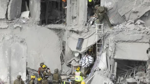 الاحتلال يعلن إجلاء 2800 من السكان جراء الحرب مع إيران