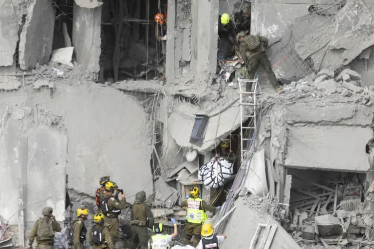 إصابات في الأراضي المحتلة بعد إطلاق صواريخ من إيران