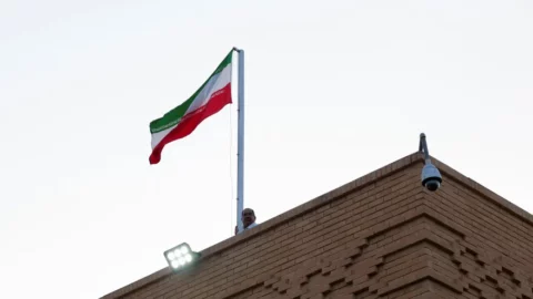 السعودية تأمر الملحق العسكري الإيراني و4 من موظفي السفارة بمغادرة البلاد