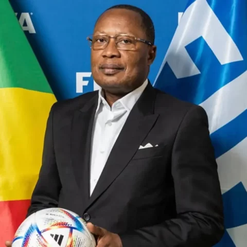 رئيس الاتحاد الكونغولي لكرة القدم يفر من العدالة قبل محاكمته في قضية فساد